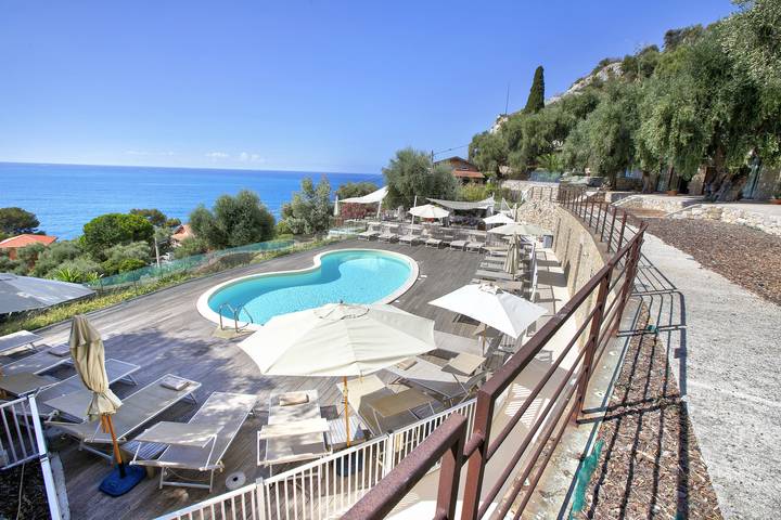 Location de vacances pour 2 personnes, avec Vue sur l’océan ainsi que Terrasse et Piscine à Région de Vintimille