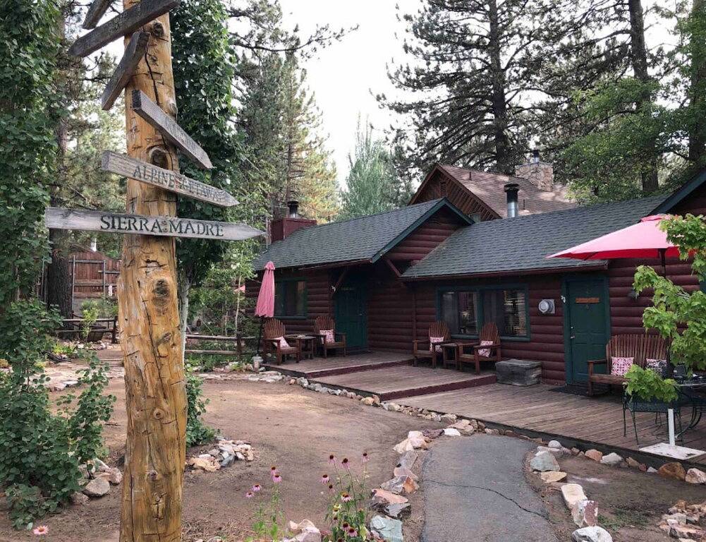 Ganze Wohnung, Alpine Getaway - Eagle's Nest Rustic Cabin in Snow Summit, Big Bear Lake
