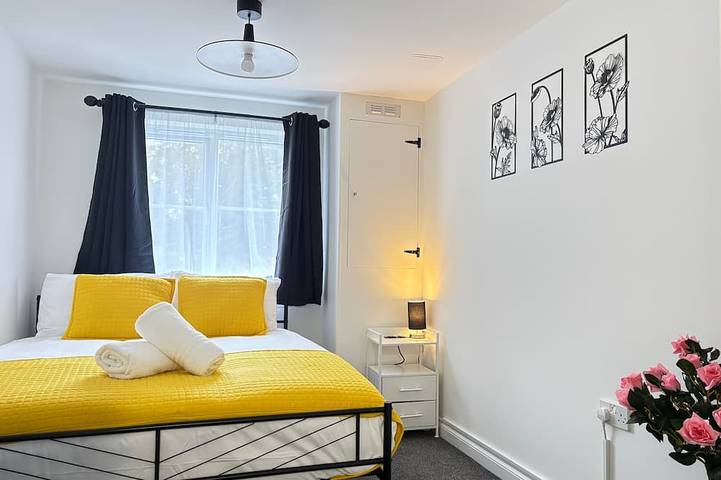 Appartement entier, 2Br/2Ba • 2 King Beds • Parking • Home Away Home in Crawley, Sussex de l'Ouest