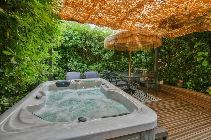 Gîte pour 2 personnes, avec jacuzzi et jardin, animaux acceptés dans Plage de l'Esplanade-des-Goëlands