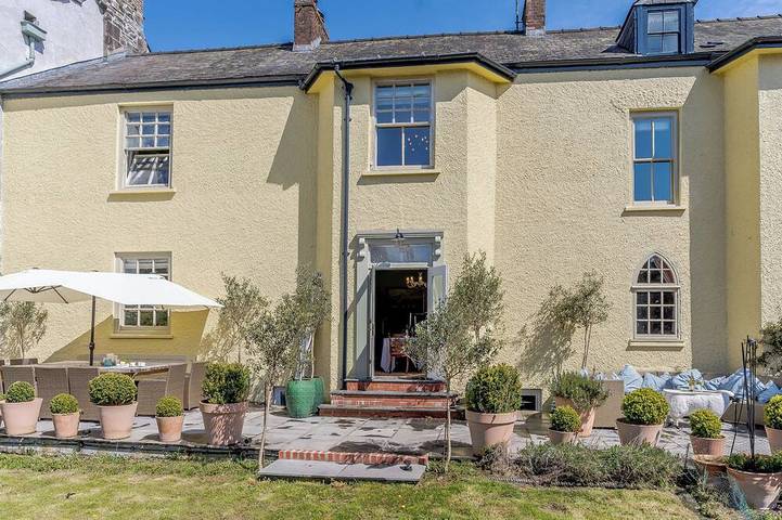 Cottage for 10 people, with garden and hot tub in Laugharne