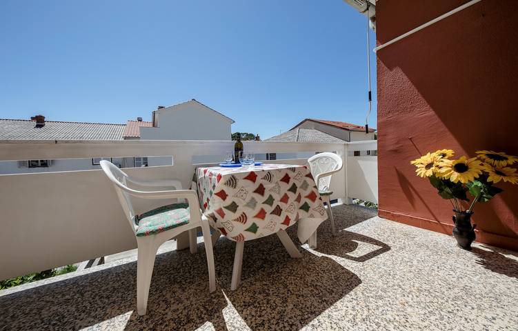 Chambre pour 3 personnes avec balcon/terrasse in Palit, Rab