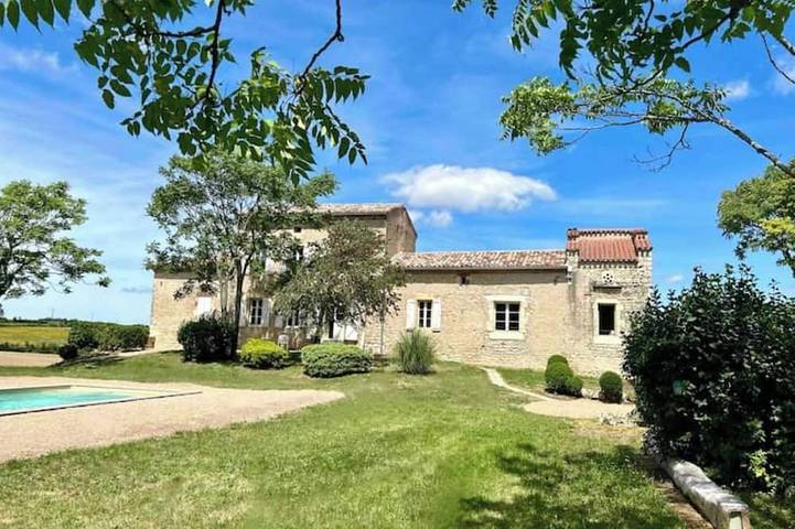 Gîte pour 10 personnes, avec jardin à Livers-Cazelles