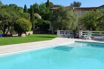Chambre d’hôte pour 2 personnes, avec terrasse et jardin ainsi que piscine et vue à Nîmes
