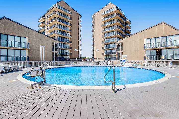 Vacation apartment for 6 people, with pool and sauna as well as balcony and hot tub in Delaware