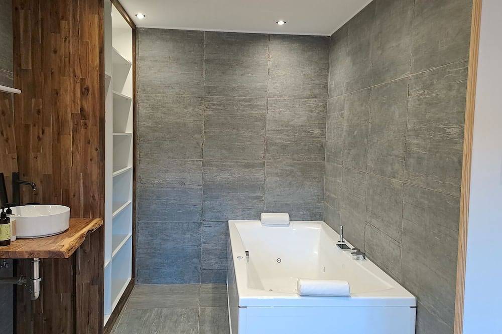 Apartamento entero, Loft con encanto e hidromasaje en Navarra, cerca de Baztan, Casa Angiz etxea 3 in Sumbilla, Pirineos