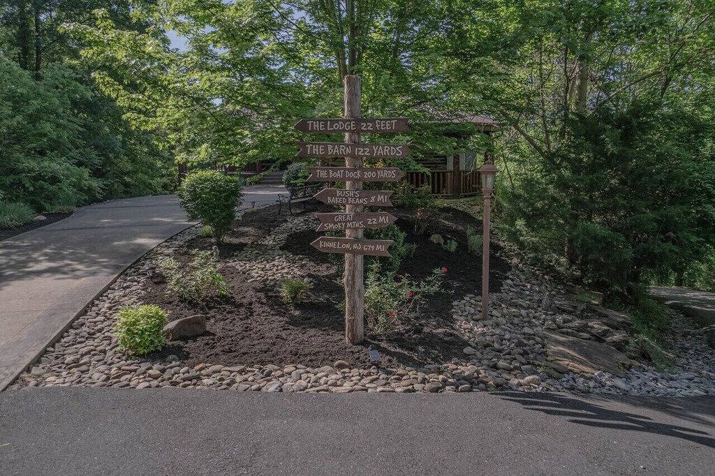 Große familienfreundliche 4Br, 2 Ba Barn Home nur wenige Schritte vom Douglas Lake entfernt in Douglas Lake