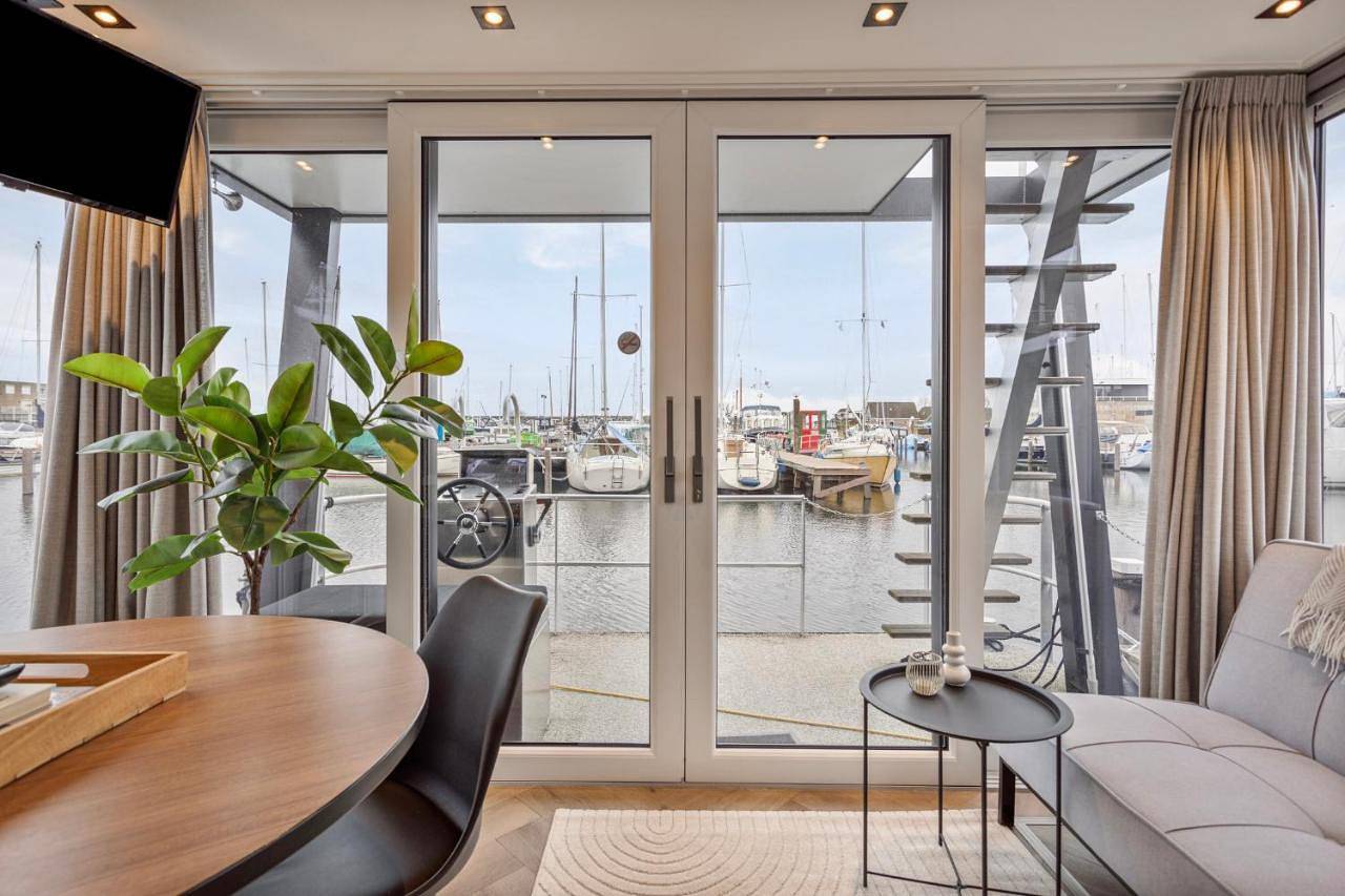 Luxurious waterloft near beach and centre by Weltevreden Experience in Zeewolde, Flevoland