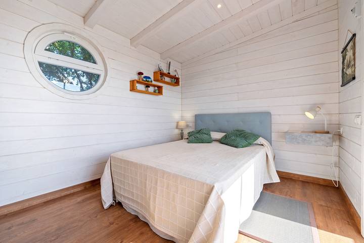 Cabaña 'Casa Arbol ' con vistas al mar, piscina compartida y Wi-Fi in Camarles, Costa Dorada