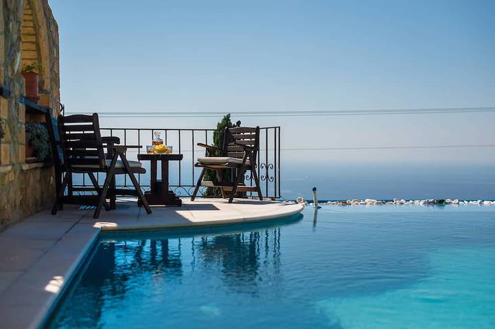 Location de vacances pour 14 personnes, avec jardin ainsi que sauna et jacuzzi dans Saronida - 2