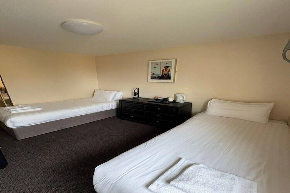 Entire apartment, Go2 Gloucester Hotel by Oyo | Standard Twin in Quedgeley, Gloucester (UK)