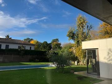 Cottage pour 2 personnes, avec jardin et piscine à Écully