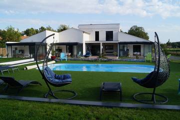 Cottage pour 3 personnes, avec jardin ainsi que piscine et terrasse à Sablonceaux