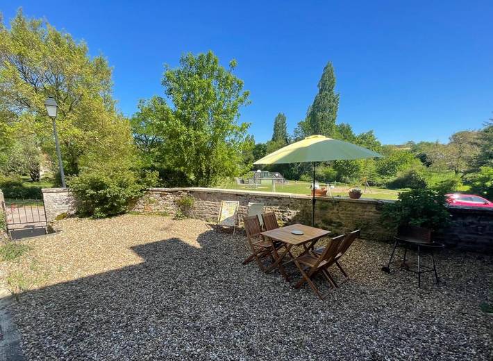Location de vacances pour 4 personnes, avec Balcon et Terrasse ainsi que Jardin et Piscine à Bissey-sous-Cruchaud