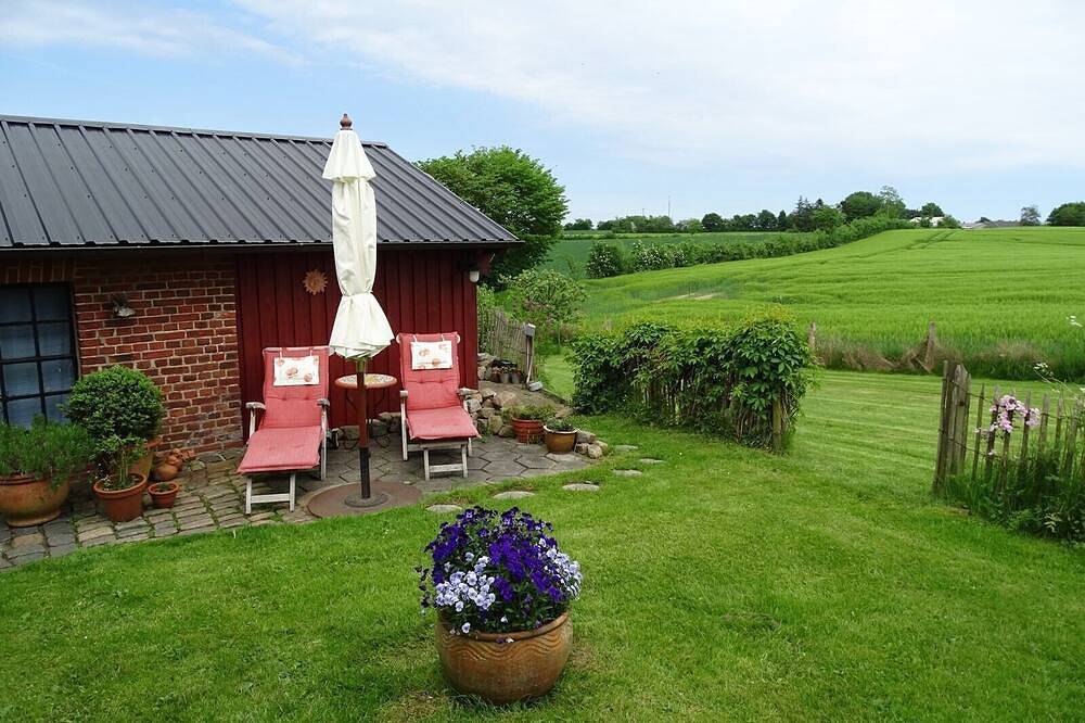 Gemütliches Reetdachhaus \"Steernkiekers Hus\" mit liebevoll angelegtem Garten in idyllischer Landschaft des Ortes Steinbergkirche, nur 4 km von der Ostsee entfernt in Quern, Steinbergkirche