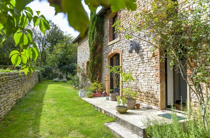 Gîte pour 6 personnes, avec terrasse et jardin, animaux acceptés dans Massilly