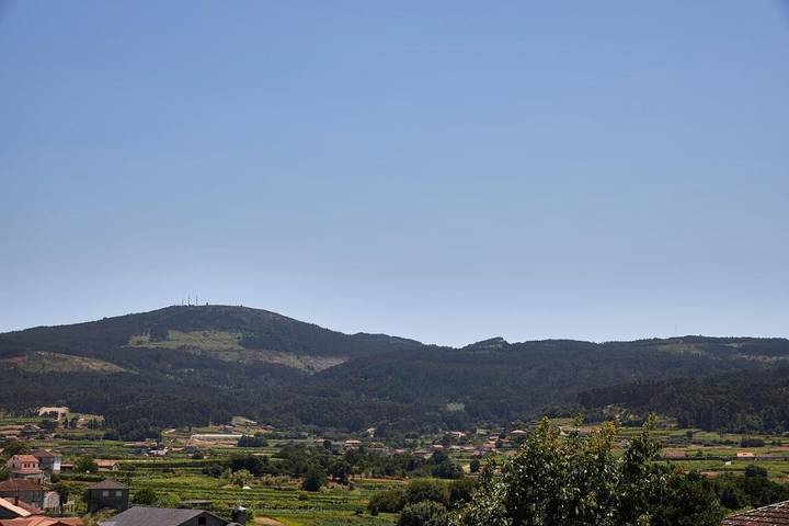 Casa de vacaciones para 6 personas, con vistas además de jardín y terraza en Meis