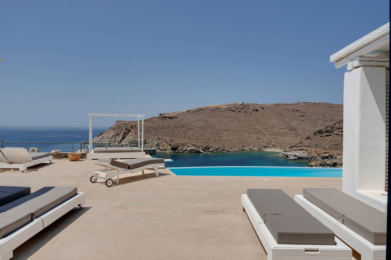 Studio Apartment "Blueros - Black Stone Suite" with Sea View, Shared Pool & Wi-Fi in Poseidonia, Syros