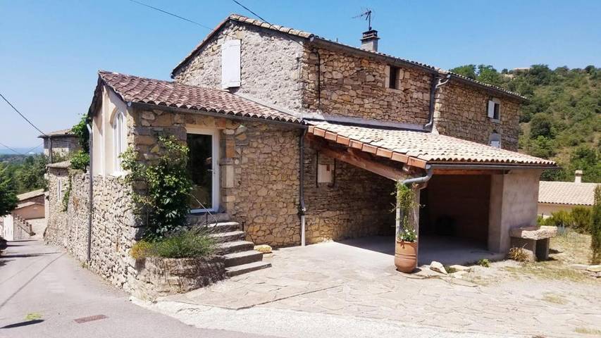 Location de vacances pour 6 personnes, avec jardin ainsi que vue et piscine à Rochecolombe - 4