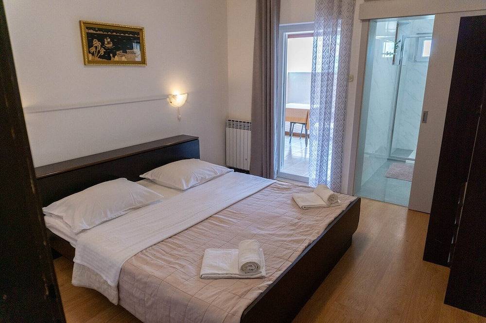 Ganze Wohnung, Apartment Petrica Nr.3 - mit Balkon, gelegen im ruhigen Dorf Jurandvor bei Baska in Baska, Krk