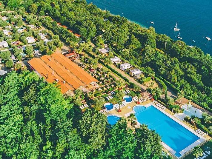 Wohnwagen für 6 Personen, mit Whirlpool und Terrasse sowie Kinderpool und Pool am Gardasee