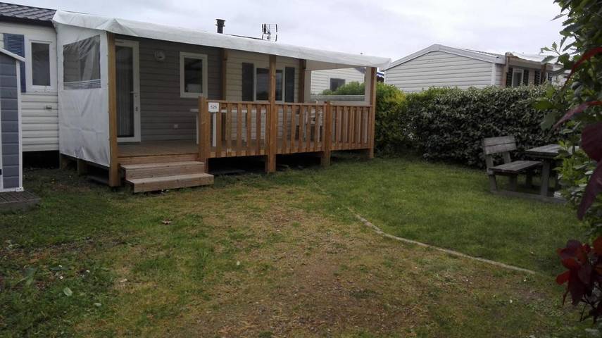 Camping pour 6 personnes, avec vue ainsi que piscine et terrasse, animaux acceptés