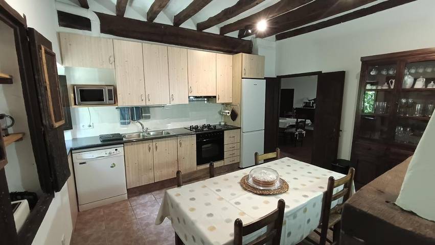 Location de vacances pour 8 personnes, avec vue ainsi que jardin et piscine à Olot - 4