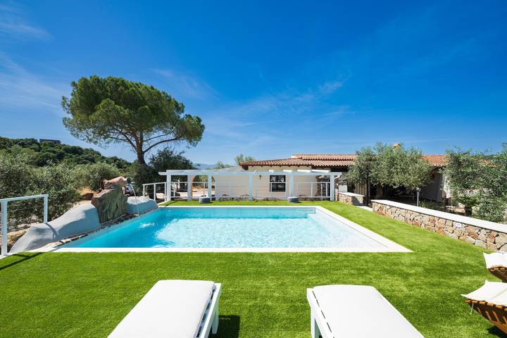 Casa sul Lago con piscina privata roscaladata, vista lago e montagne e giardino in Dorgali, Golfo di Orosei