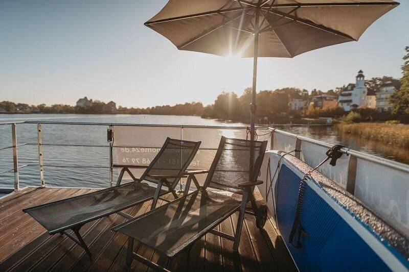 Floatinghouse Enola: Seeblick, Terrasse & Hafenfeeling am Röblinsee in Röblinsee, Fürstenberg/Havel
