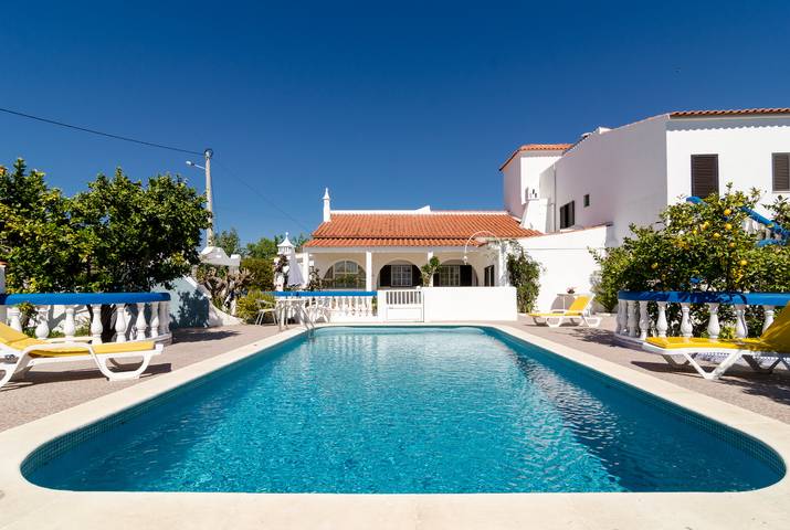 Casa de férias para 6 pessoas, com Varanda/Terraço e Jardim em Armação de Pêra