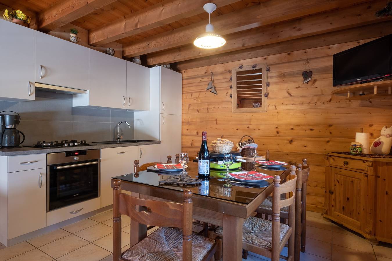Chalet 'Mitoyen 4 Personnes' avec vue sur les montagnes, terrasse privée et Wi-Fi in Alex (Annecy), Région d'Annecy
