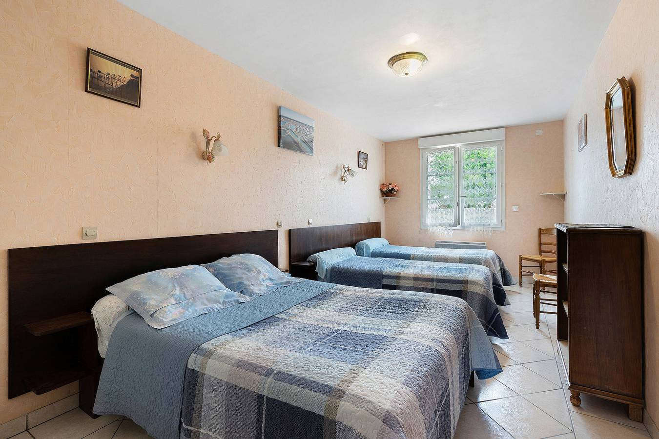 Bed and Breakfast 'Chambre D'hôtes Rose' with Shared Terrace, Private Garden and Wi-Fi in Semussac, Saintes region