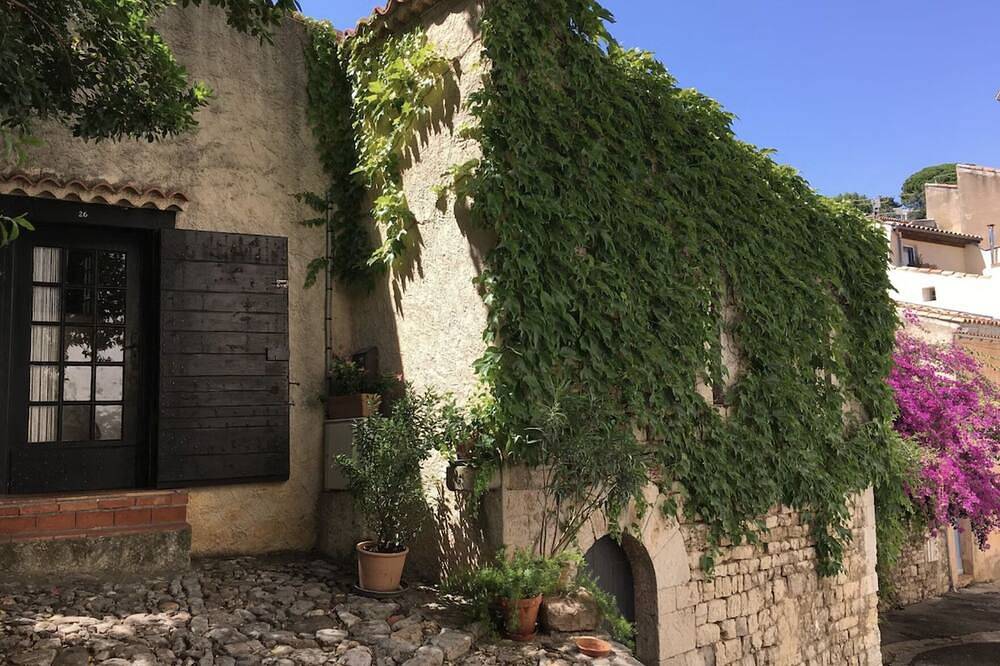 House with terrace in the heart of the old town in Hyeres, Parc national de Port-Cros