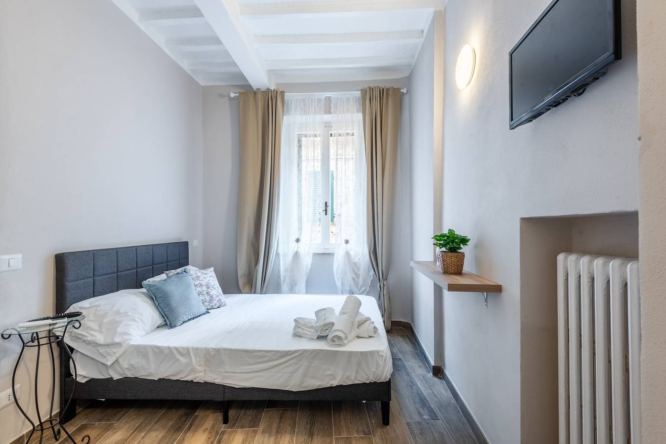 Entire apartment, Room 'L'arco Del Pellegrino' with Wi-Fi and Air Conditioning in Monteroni d'Arbia, Siena Province
