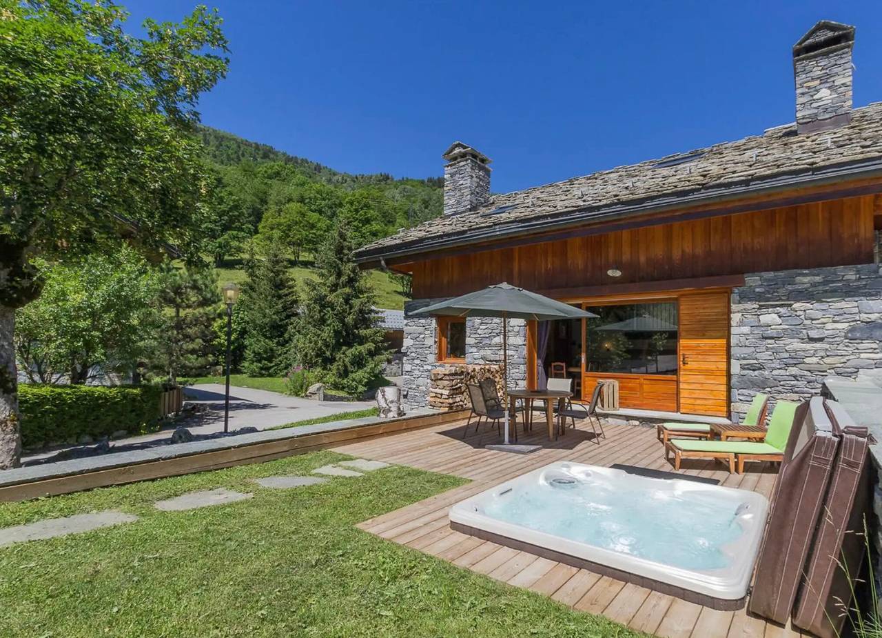 Chalet "Duhoux" avec vue sur les montagnes, terrasse privée et Wi-Fi in Les Allues, Les Trois Vallées