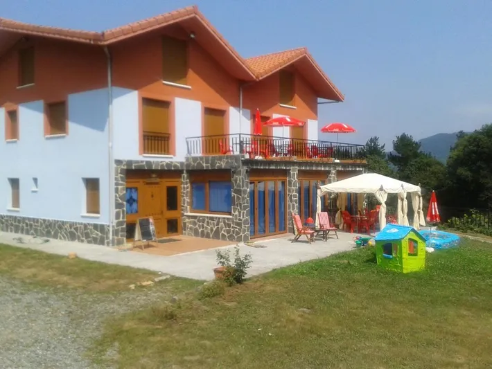Hotel para 2 personas, con jardín además de piscina y jacuzzi, Familias con niños - 1