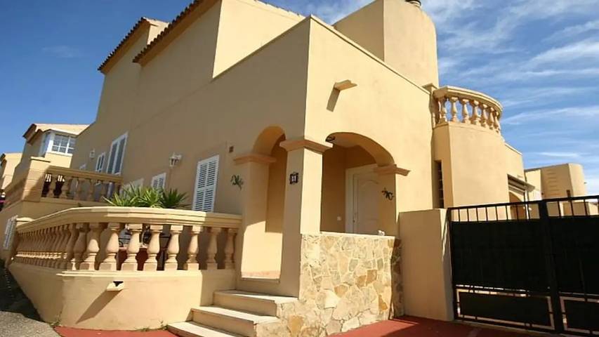 Ferienhaus für 4 Personen, mit Balkon und Terrasse in Cala Mendia