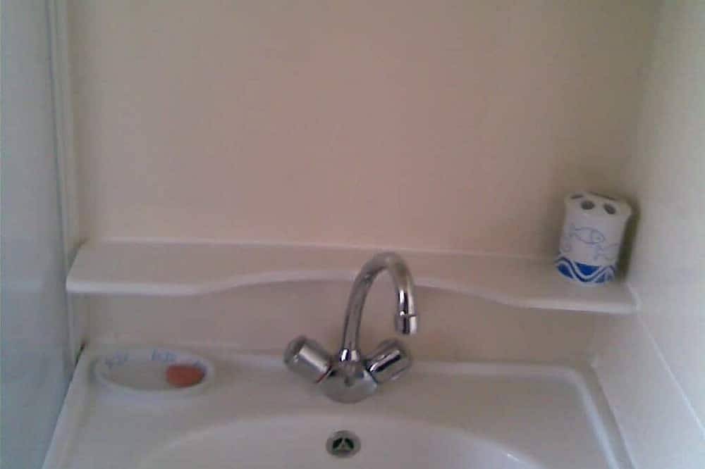 Chalet de plain pied, accès internet et spas, le confort à petit prix in Pionsat, Puy-de-Dôme