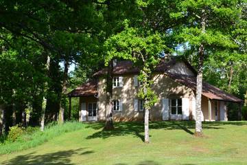 Gîte pour 8 personnes, avec jardin à Meuzac