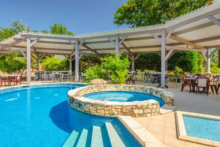 Hôtel pour 3 personnes, avec terrasse et jardin ainsi que bassin pour enfant et piscine à Ségos