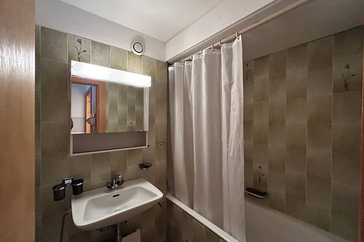 Appartement entier, Confortable 2 pièces 1/2 pour 4 personnes : living - 1 alcôve avec 2 lits superposés - 1 chambre ave in Grimentz, Anniviers