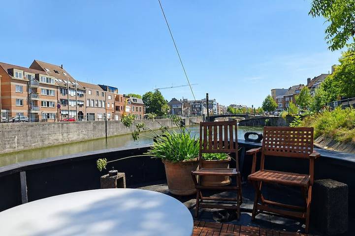 B3 Een woonboot in het centrum van Gent, Matroos kamer in Gent, Oost-Vlaanderen