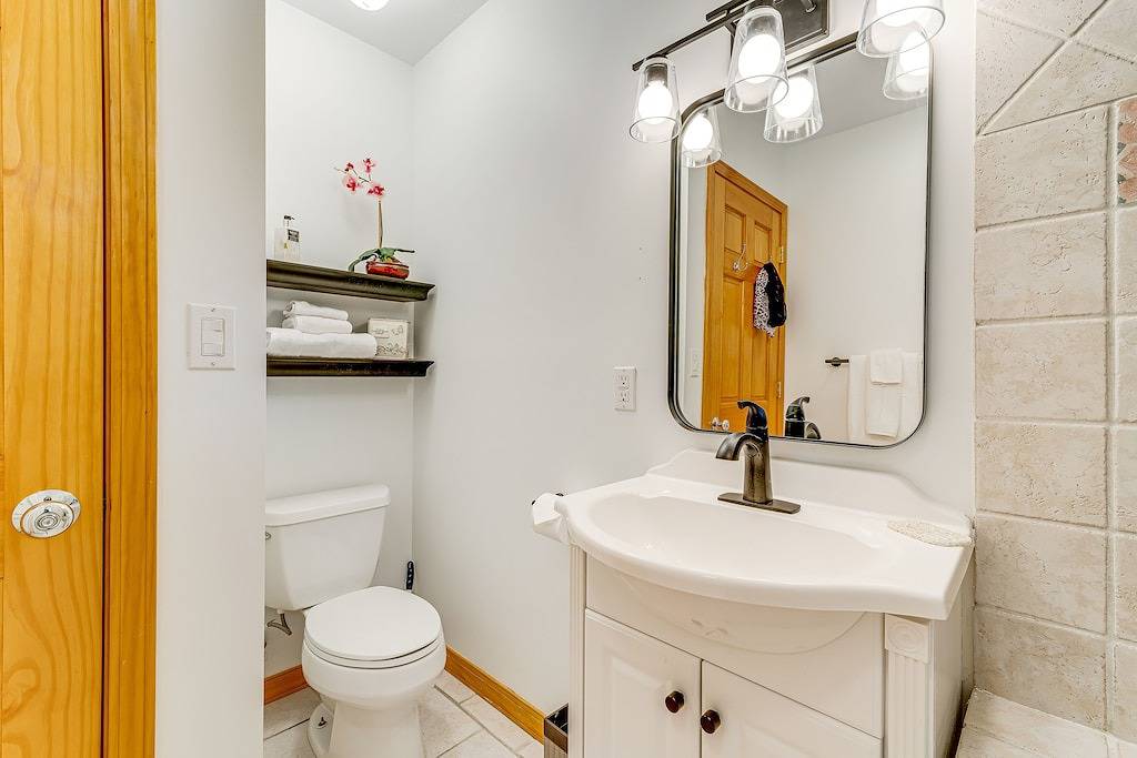 Dog-Friendly Wooded Chalet w/ Fast Wifi, a Private Hot Tub & Furnished Decks in Beech Mountain, Watauga County