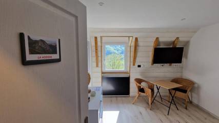 Chambre d’hôte pour 2 personnes, avec vue et jardin à Le Falgoux