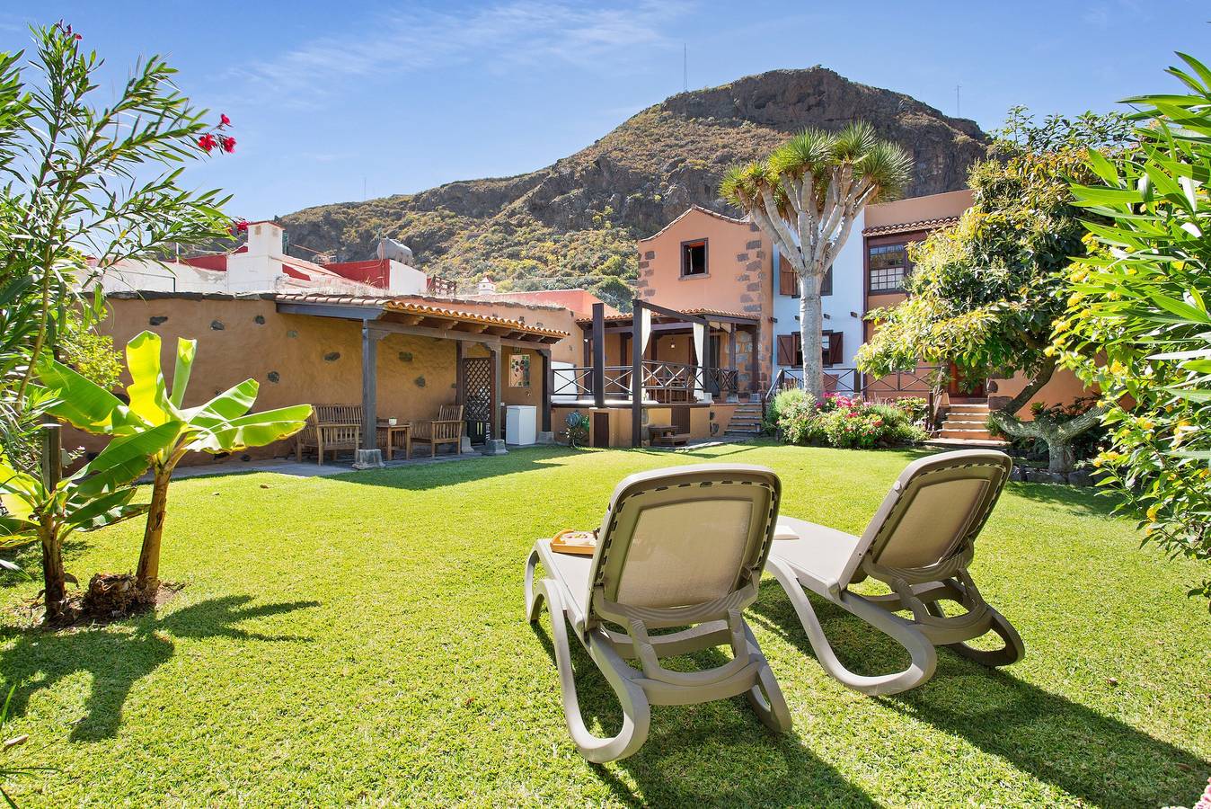Casa de vacaciones 'La Casona De La Rambla' con vistas al mar, jardín privado, bañera de hidromasaje in San Juan de la Rambla, Tenerife Norte