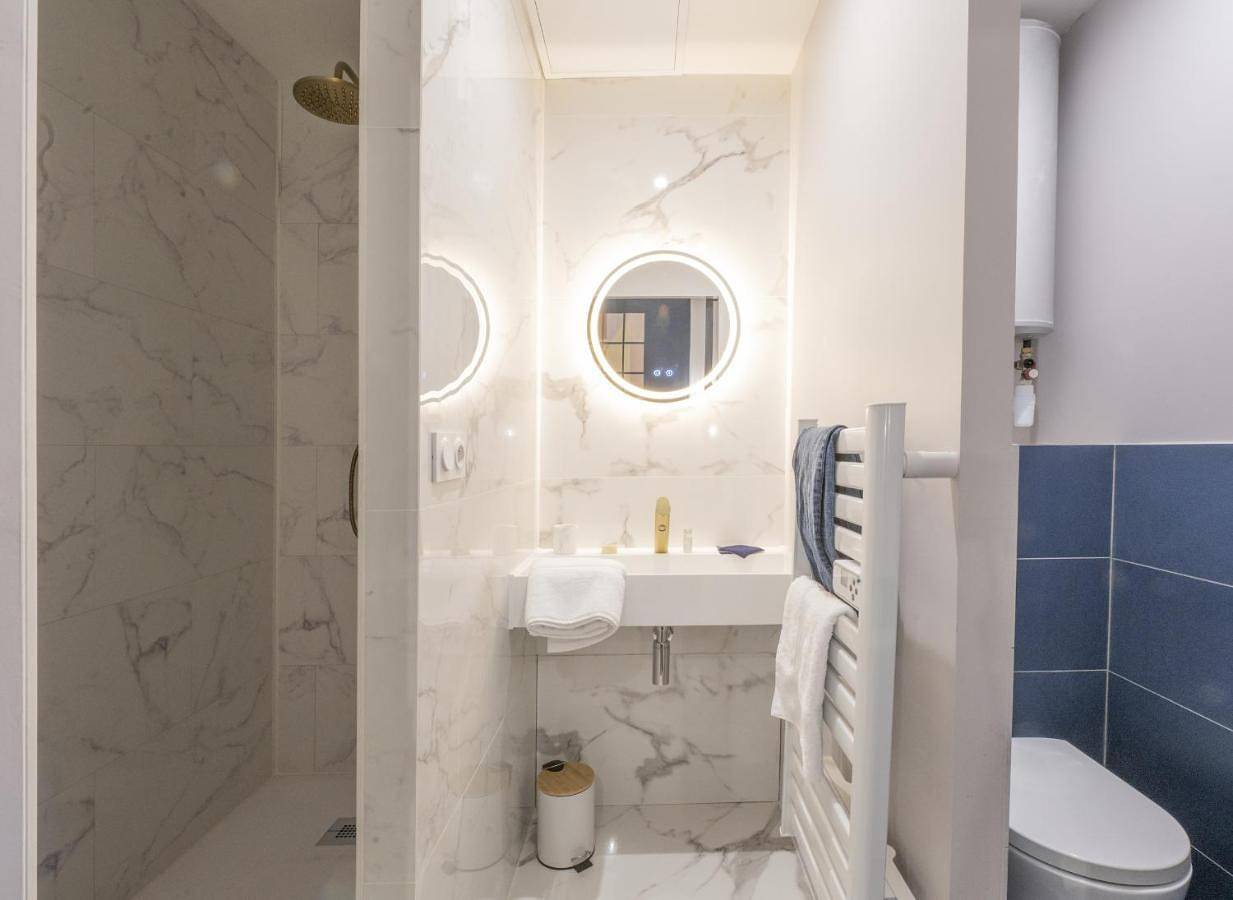 Double Room with Private Bathroom in Écully, Lyon et ses environs