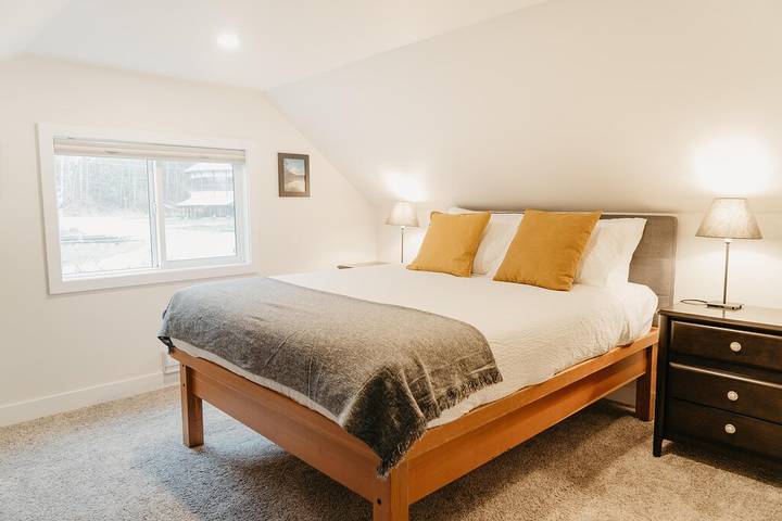 Vacation rental for 6 people, with hot tub and balcony, with pets in Revelstoke
