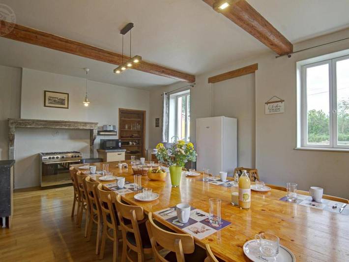 Location de vacances pour 15 personnes, avec jardin ainsi que terrasse et piscine dans Mornand-en-Forez - 2