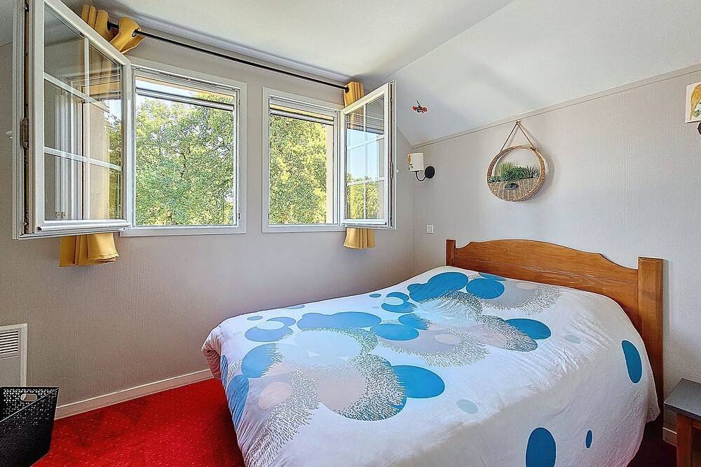 Entire apartment, House 3 rooms in residence with swimming pool in a park of 6 ha Monflanquin 47 in Monflanquin, Villeneuve-sur-Lot region