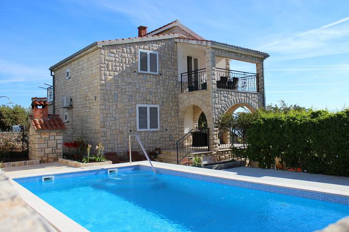 Ferienwohnung für 4 Personen, mit Balkon/Terrasse und Pool auf Solta